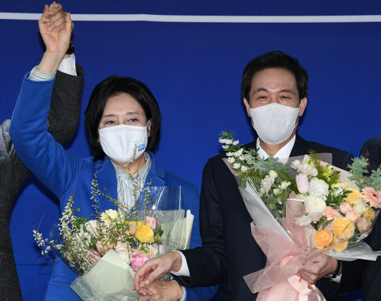더불어민주당 서울시장 후보로 선출된 박영선 전 중소벤처기업부 장관(왼쪽)이 1일 서울 여의도 당사에서 열린 당선자발표대회에서 경쟁했던 우상호 의원과 함께 기뻐하고 있다.   2021.3.1      zjin@yna.co.kr  (끝)